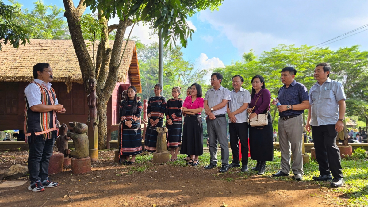 Hướng dẫn viên du lịch giới thiệu đến du khách khi tham quan làng mình