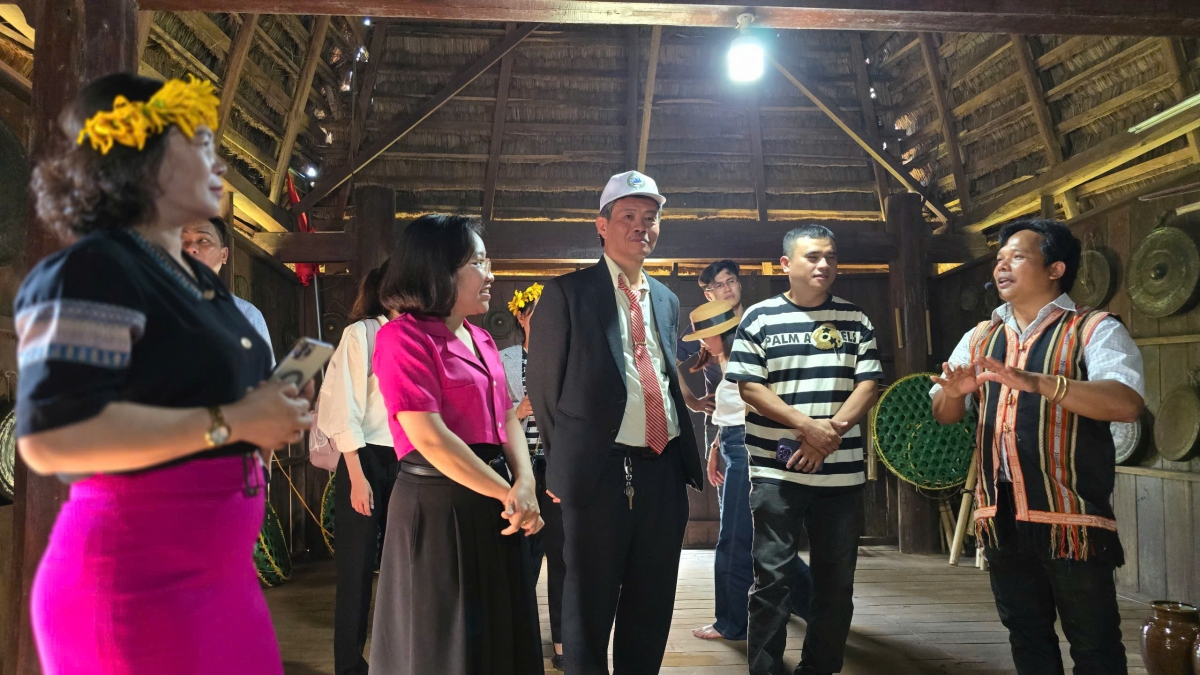 Nhà sinh hoạt cộng đồng của làng Ơp vẫn giữ được nét truyền thống nguyên thủy, có ché, chiêng cổ.