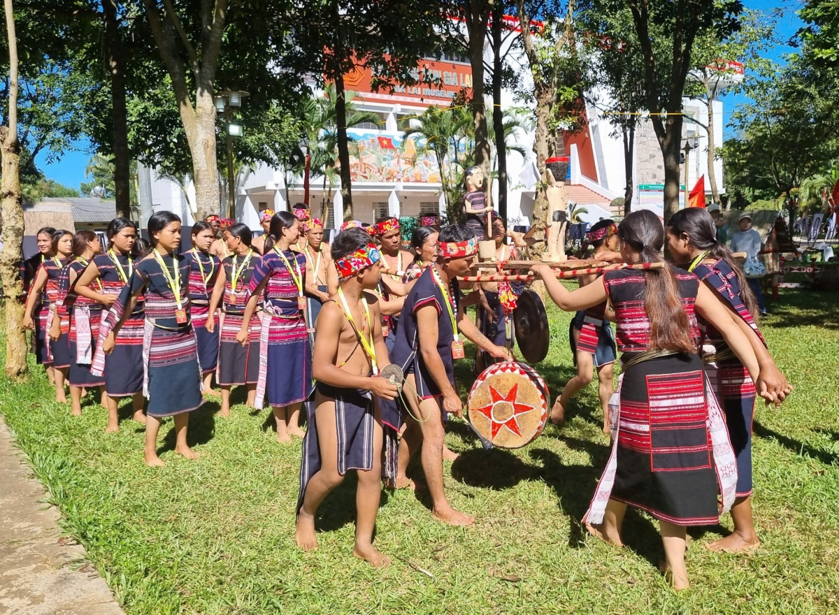 Ở mỗi dân tộc, cách thể hiện bài múa cũng khác nhau. Trong ảnh là điệu múa của người Ba Na (Gia Lai) trong lễ cúng bỏ mả