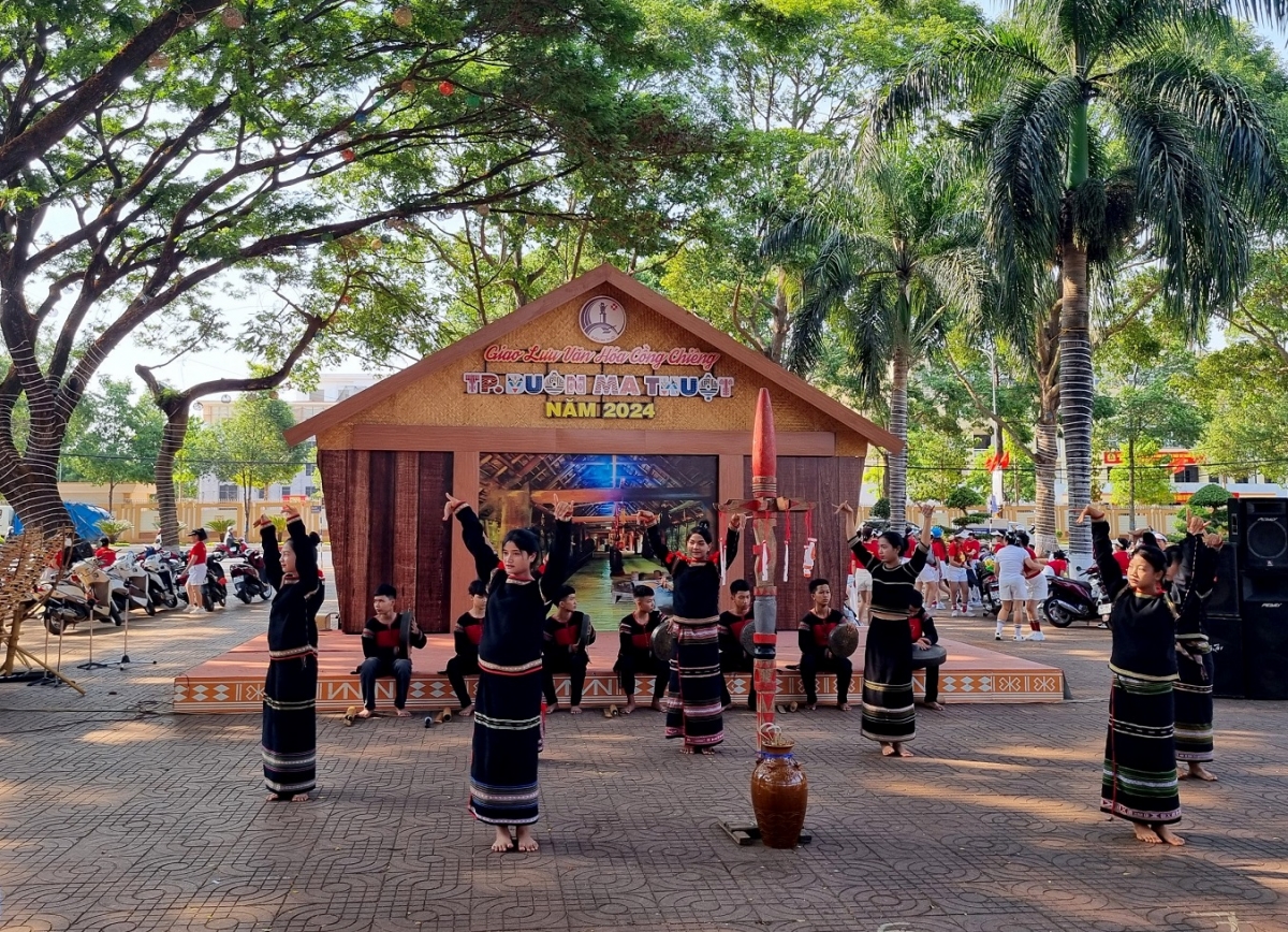 Suang čim grư̆ hơmâo hơkrŭ glăi ƀơi tong krah Buôn Ma Thuột