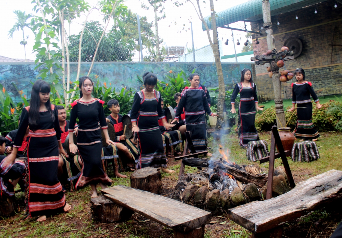 Nău njroh kuăl jă huêng brah bâh nuĭh Rđe