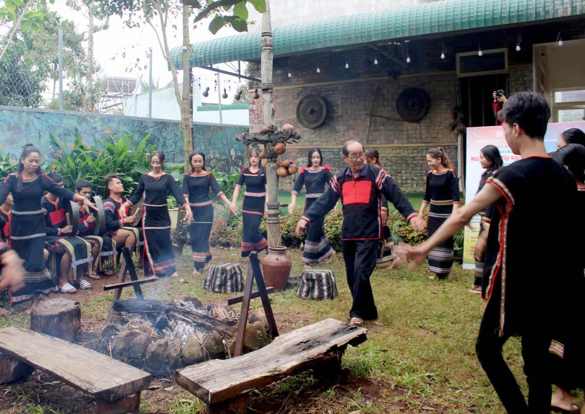 Cau chài jak Vũ Lân pơlam ală cau bơsram in tam ya di jơnau tam ya