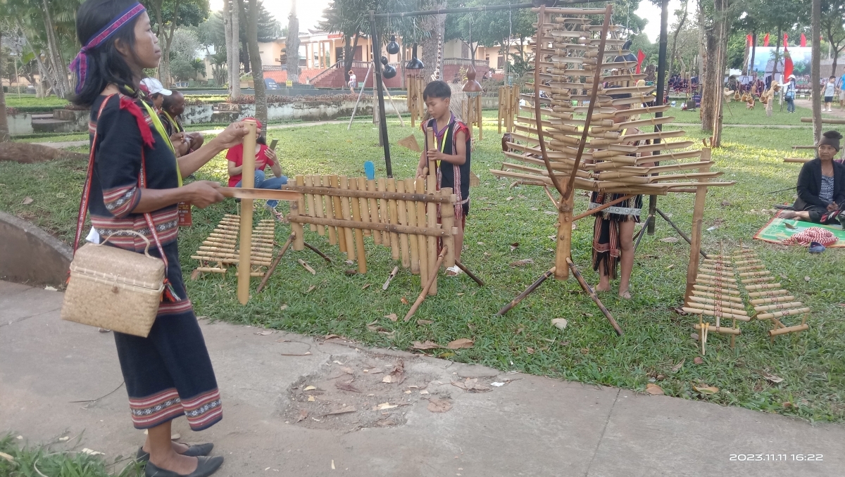 Cau chài Yna Tan bơto bơta chài teh đờng T’rưng ai cau kơnòm să in