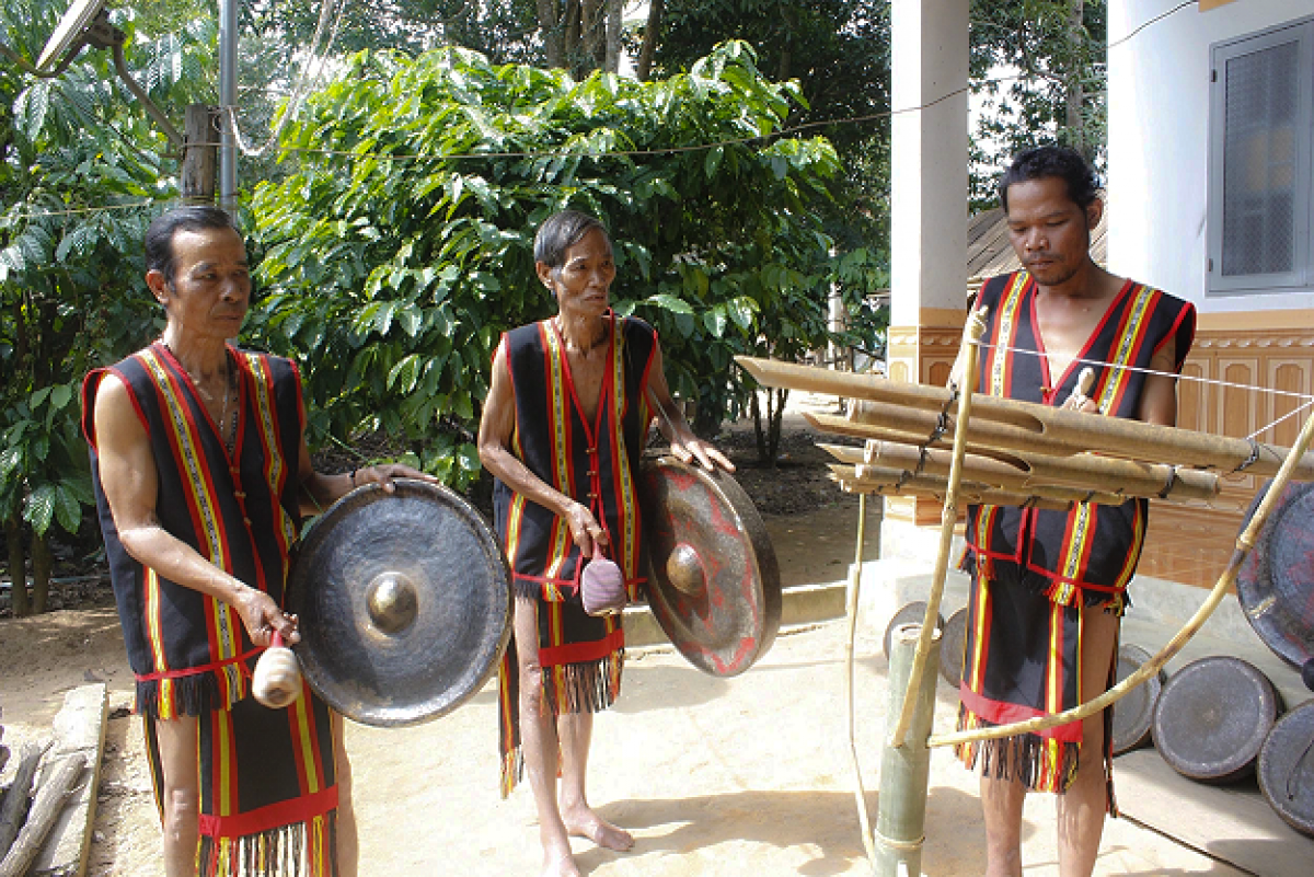 Mâu vâi ngê̆ nhân ưu tŭ A Vang, A Lang ƀă A Huy (ing pêa hơ-ếo troh a pêa hơ’vá)