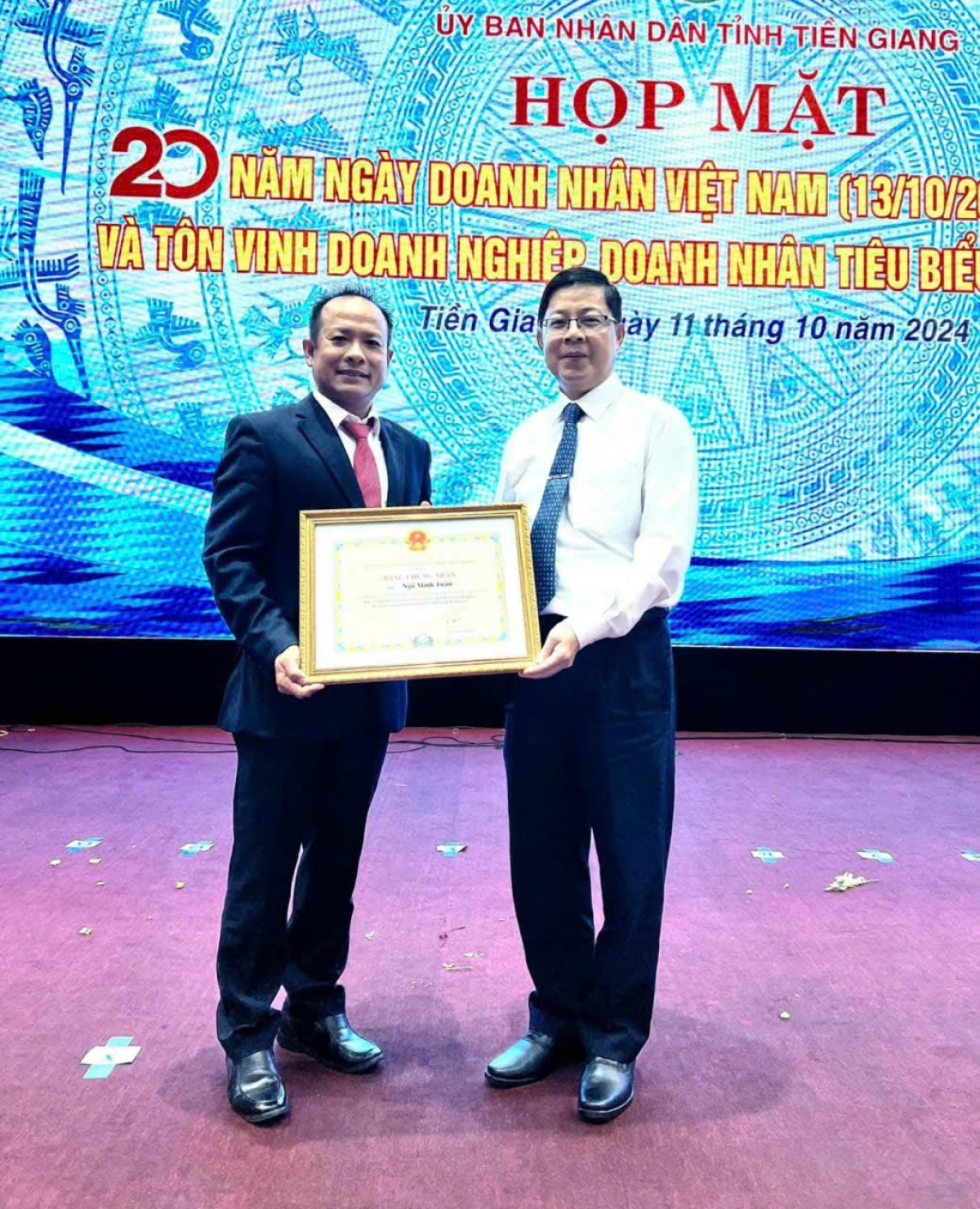 Ngô Minh Tuấn là nông dân, doanh nhân sản xuất kinh doanh giỏi, tích cực các hoạt động xã hội