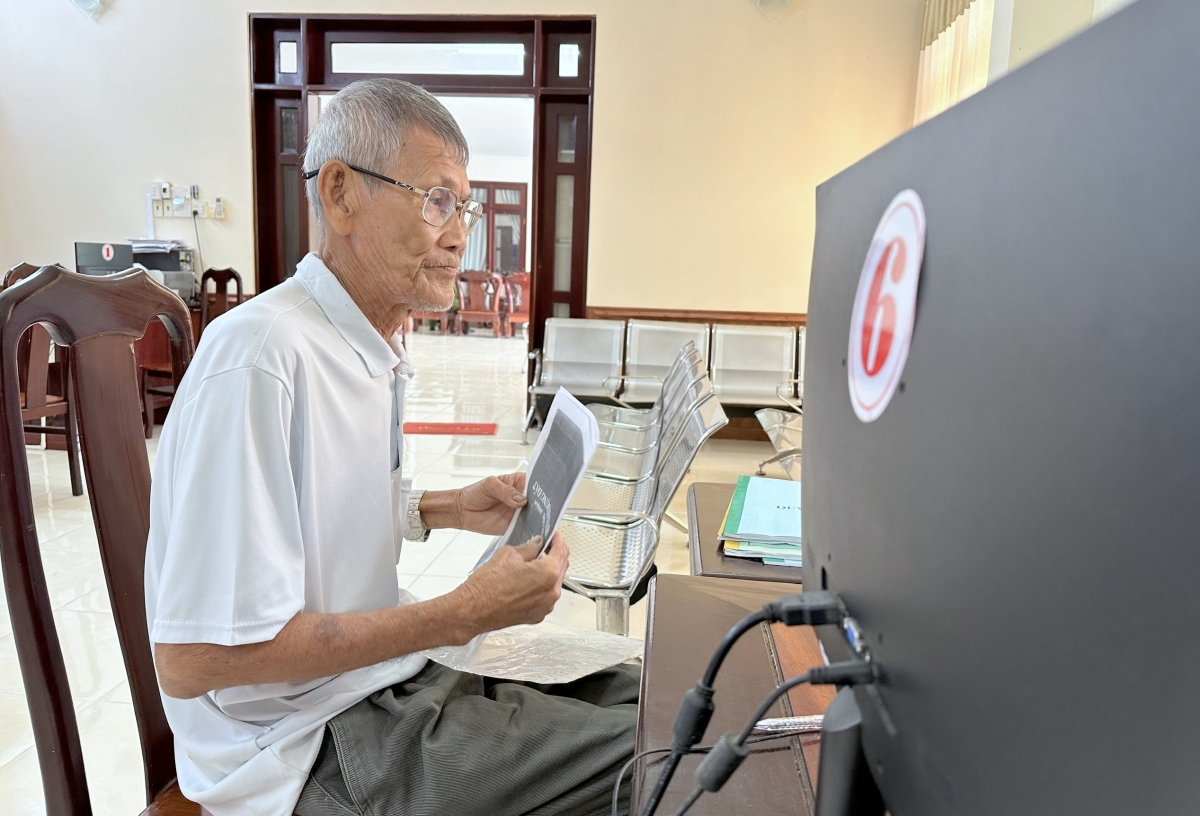 Người dân đến làm thủ tục giấy tờ tại Trung tâm phục vụ hành chính công