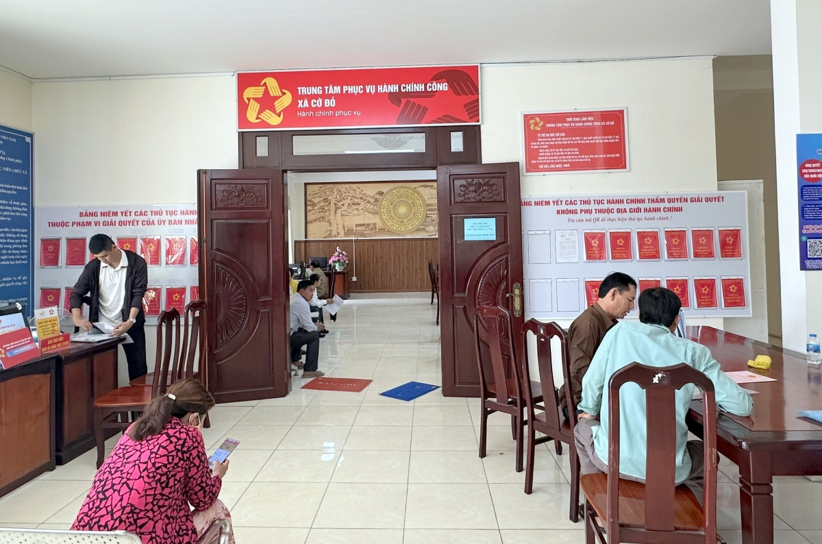 Người dân hài lòng khi đến làm việc tại Trung tâm hành chính công xã Cờ Đỏ, TP. Cần Thơ