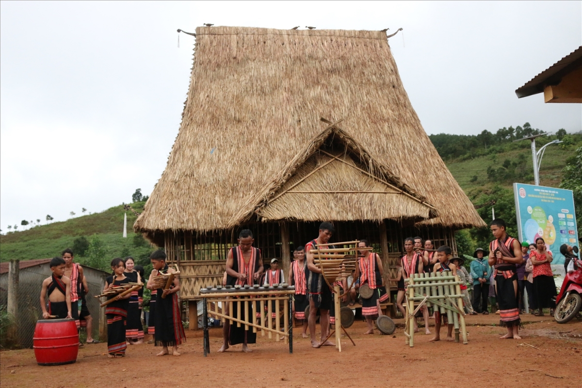 
Bơngai Xơ Đăng pơdah reh brŏ kon kông păng hơri brông