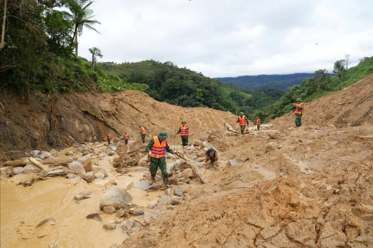 Lực lượng vũ trang tìm kiếm 2 người còn mất tích.