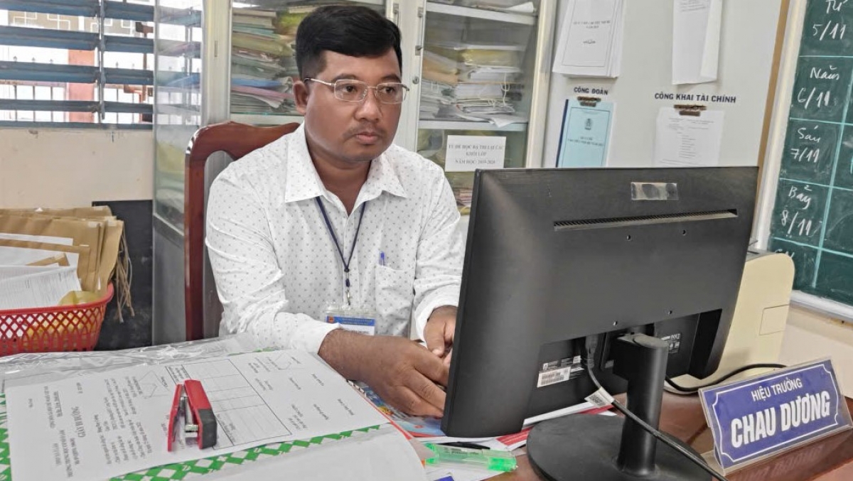 Ông Chau Dương, Hiệu trưởng Trường THCS Ô Lâm