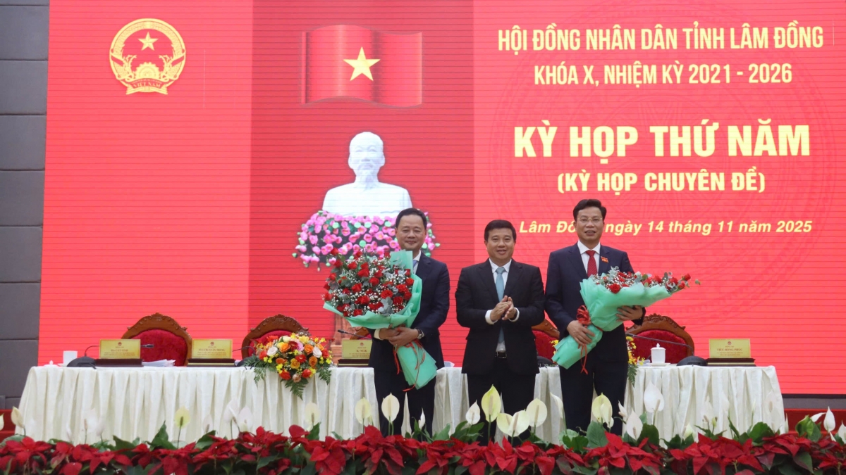 Ƀí thư Tỉñ ủy Lâm Đồng ồng Y Thanh Hà Niê Kdam (tàm gùl) pà bơkào chờ gờm ală ồng Trần Hồng Thái (đah kiao) mờ ồng Lưu Văn Trung