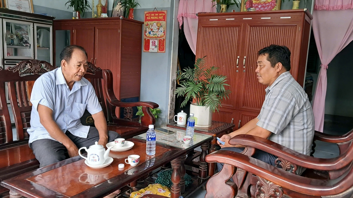 Ông Thạch Bine (trái) trao đổi với anh Thạch Sa Nghiêm - Phó Chủ tịch MTTQ Việt Nam xã Phong Thạnh