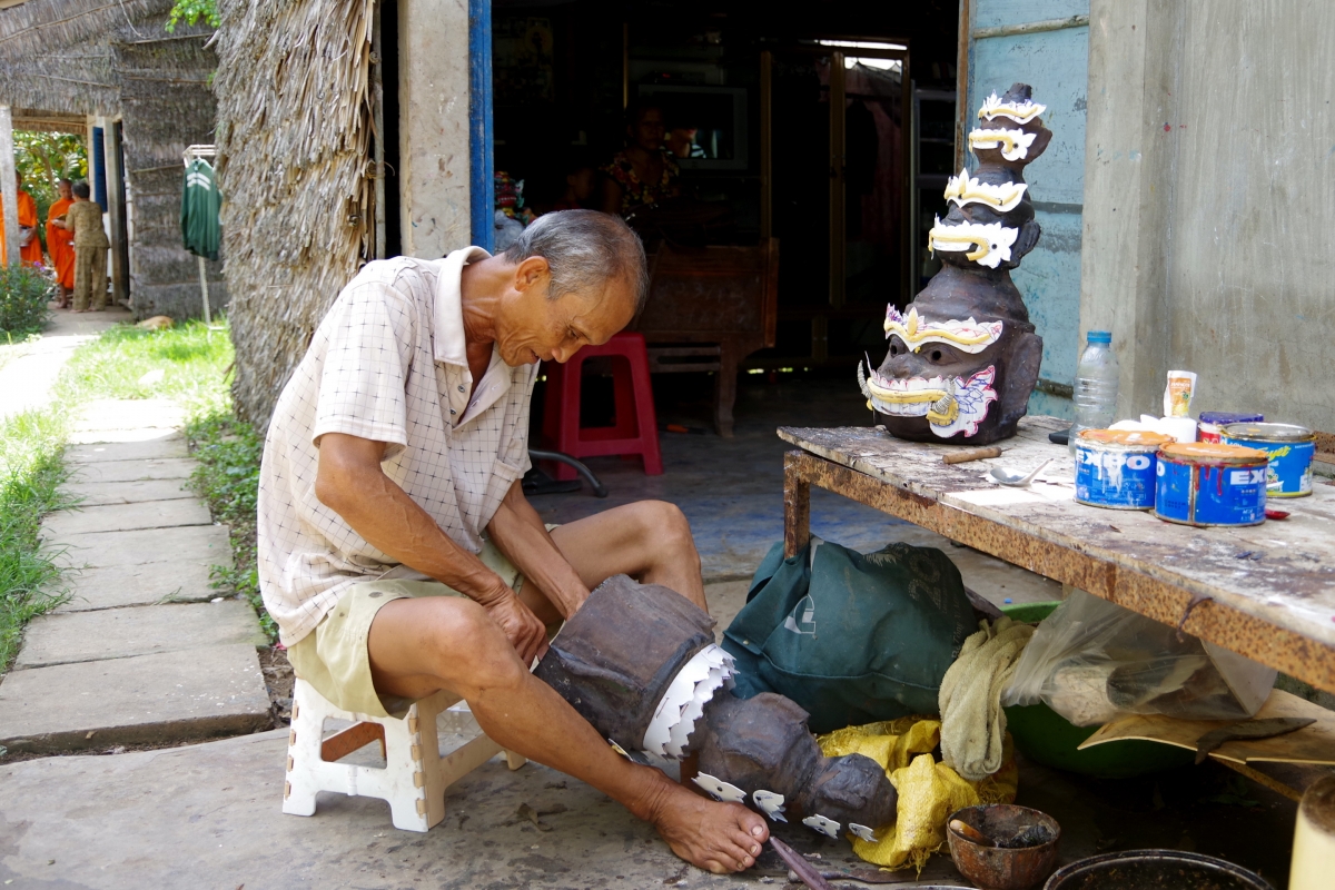 Ông Thạch Sang chế tác mặt nạ chằn theo phong cách truyền thống