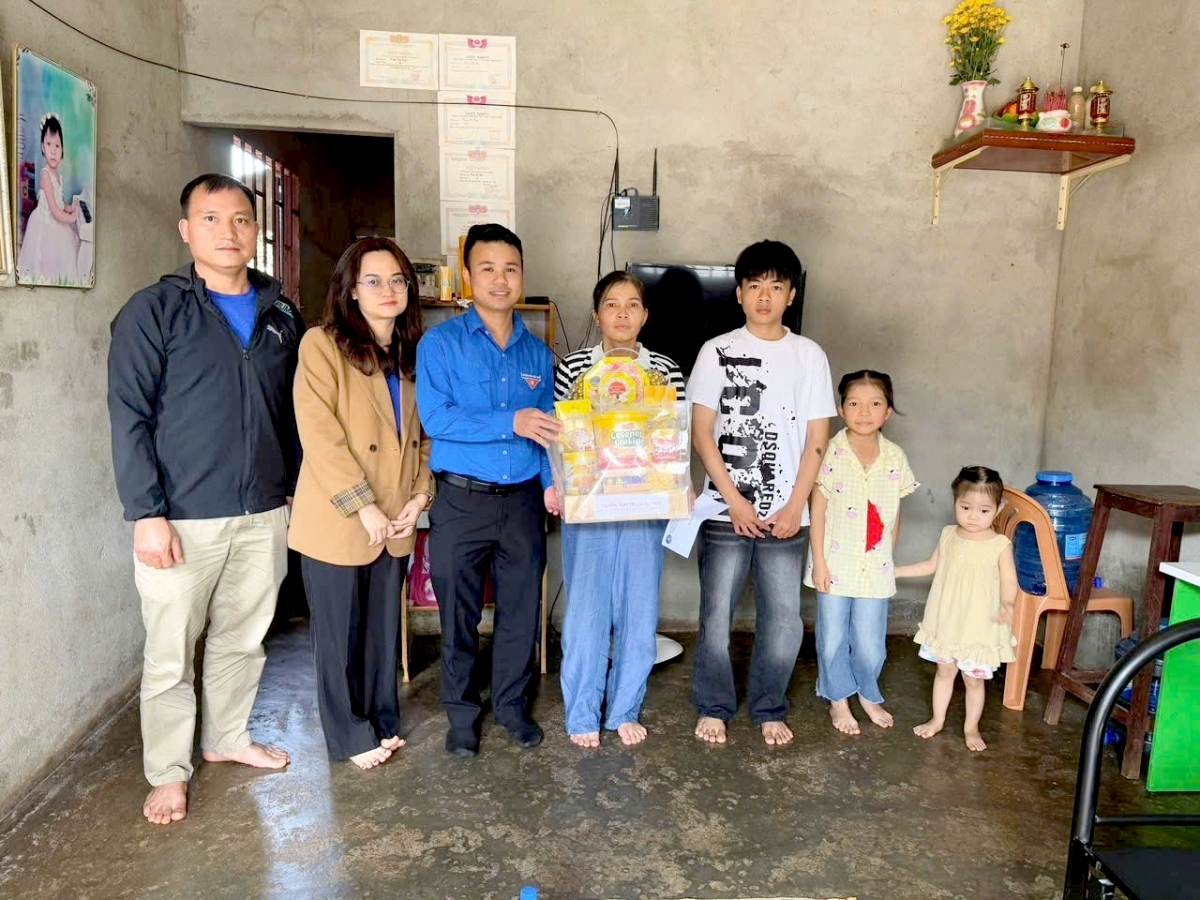 
Hơdai hăm pơtho chư, ƀok thây Phan Mạnh Tiến oei pơm Bí thư Đoàn Hnam trưng, bơ̆ jang tôch tơnăp