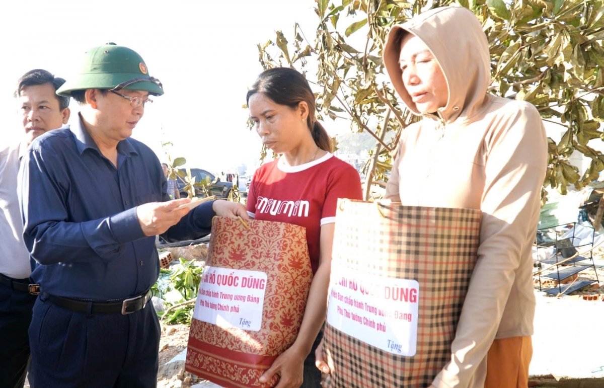 Phŏ Thủ tướng Hồ Quốc Dũng asong tơmam ăn ŭnh hnam đei hơlih pơchăh hnam tơ̆ phường Quy Nhơn Đông