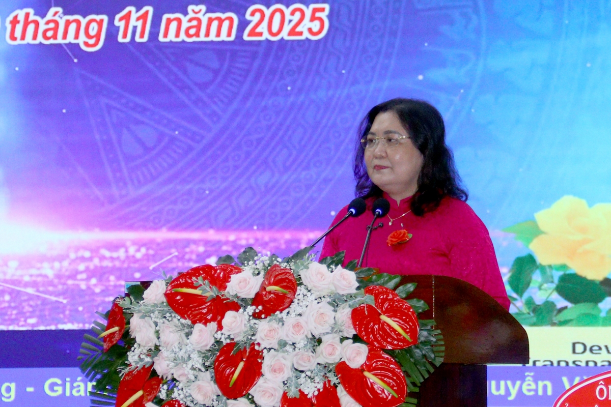 Phó Bí thư thường trực Tỉnh ủy Vĩnh Long Hồ Thị Hoàng Yến phát biểu tại buổi Họp mặt