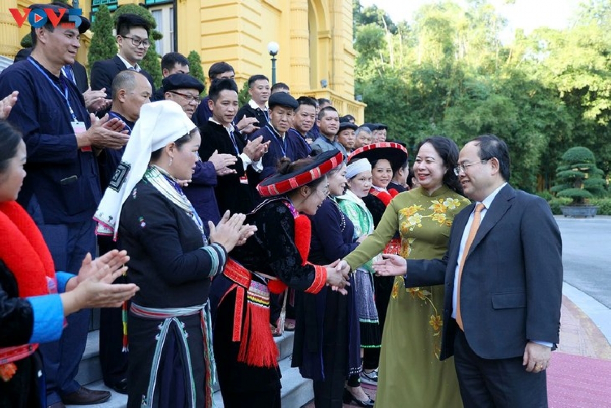 Phó Chủ tịch nước Võ Thị Ánh Xuân chào đón Đoàn đại biểu dân tộc thiểu tiêu biểu tỉnh Cao Bằng tại Phủ Chủ tịch. Ảnh: Việt Cường/VOV