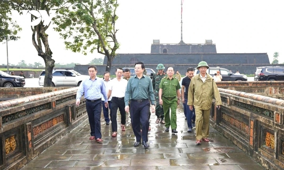 Phó Thủ tướng Chính phủ Mai Văn Chính (áo xanh đi giữa) đến kiểm tra khu vực Đại Nội Huế