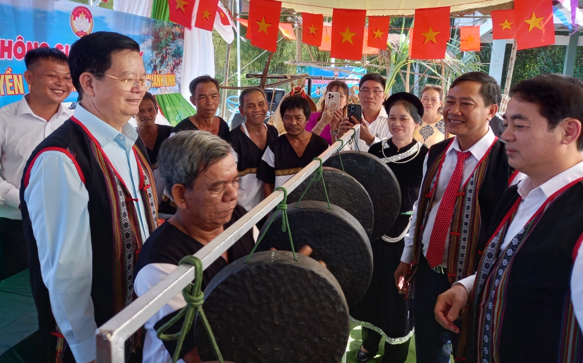 Groi Thủ tướng Mai Văn Chính (bah kiău) uănh nghệ nhân Raglay nchreng an uănh chĭng gong.