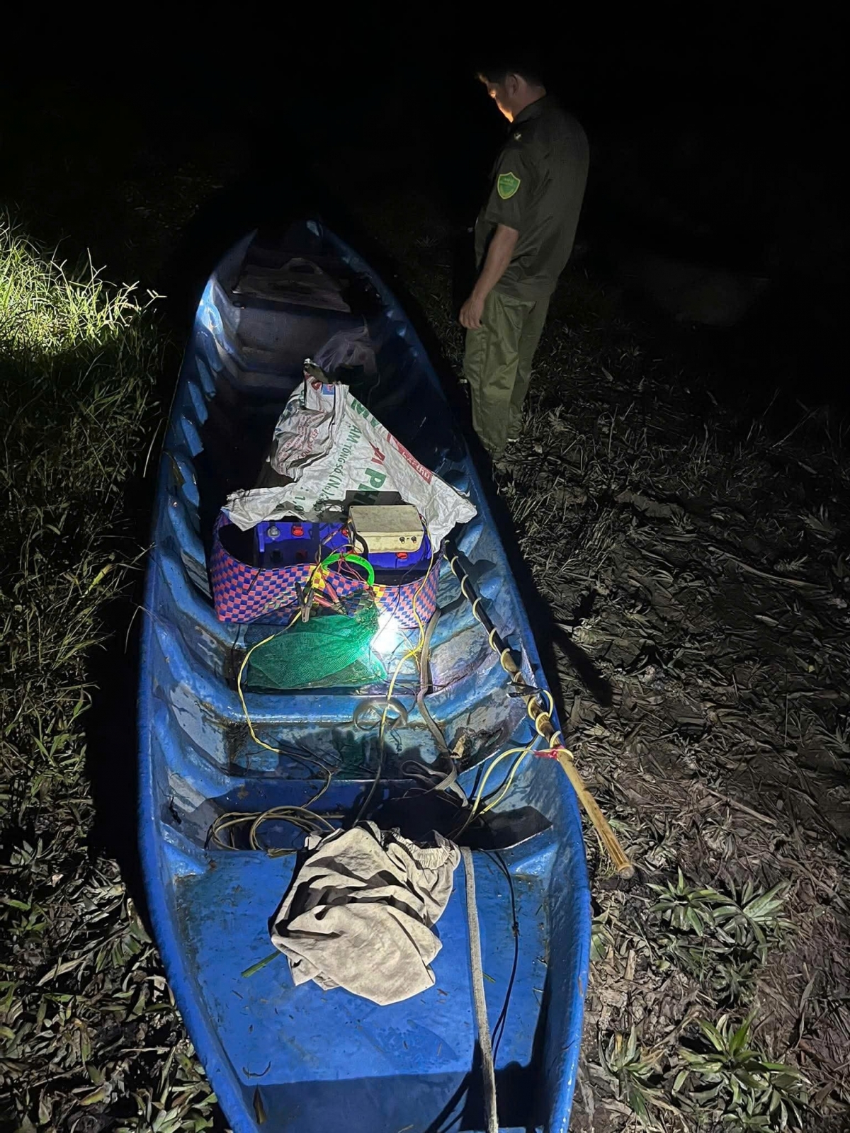 Phương tiện dùng để đánh bắt thủy sản bằng xung điện bị công an bắt giữ