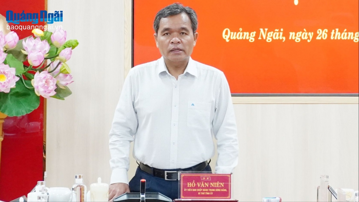 Bí thư Tỉnh ủy Quảng Ngãi Hồ Văn Niên phát biểu tại phiên họp.