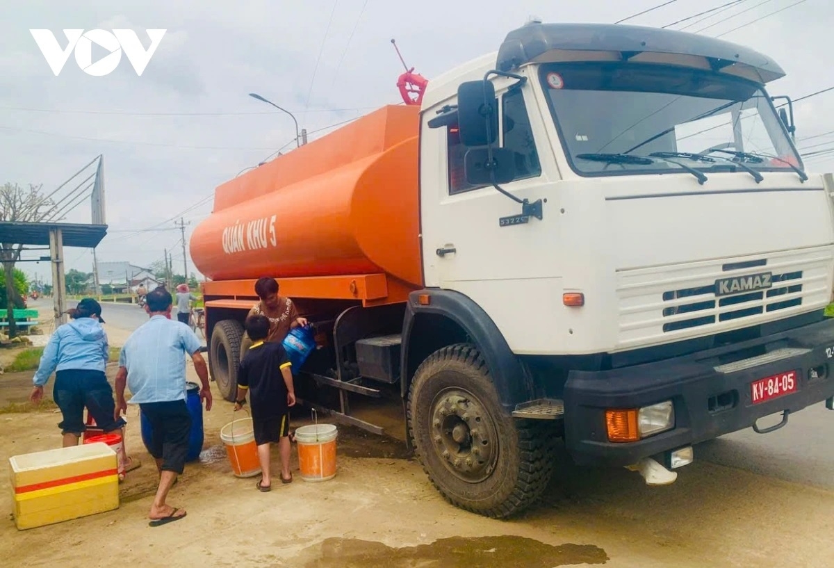 Quân khu 5 đã kịp thời triển khai lực lượng, phương tiện vận chuyển nước sạch hỗ trợ người dân.