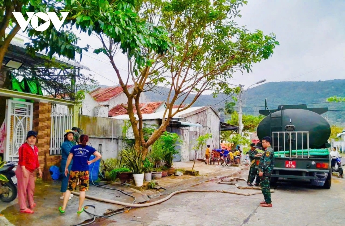 Bộ đội chở nước sạch đến từng khu dân cư.