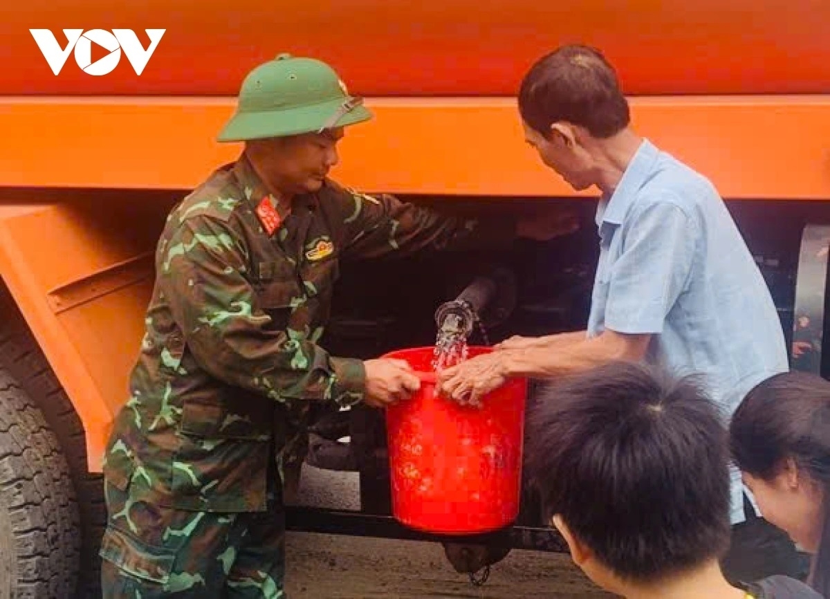 Nhiều người dân mang xô ra khu vực tập kết nước sạch để lấy nước.