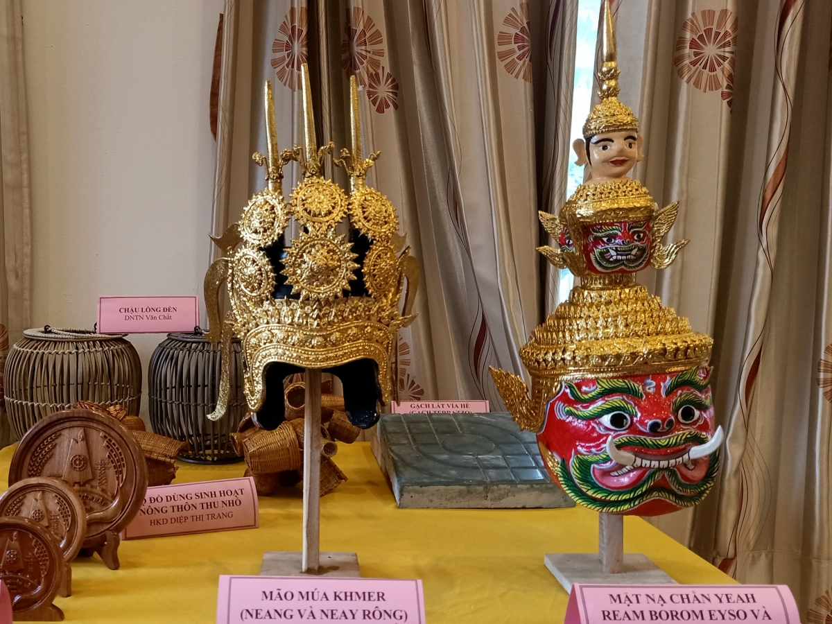 Sản phẩm tiêu biểu mão, mặt nạ biểu diễn sân khấu Khmer của hộ kinh doanh Thươne Bách Thắng