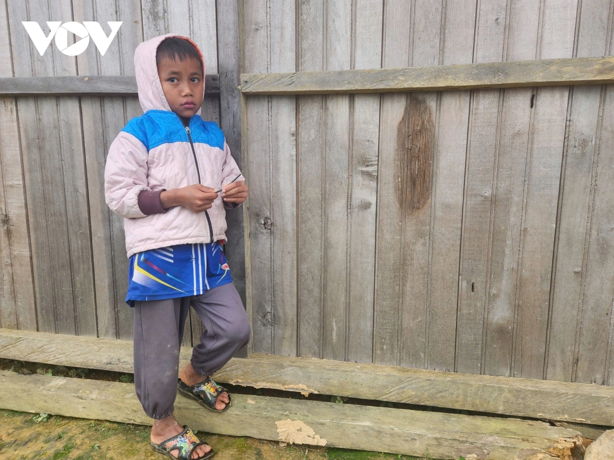 Nước mắt cậu bé mồ côi bố mẹ vụ sạt lở đất.