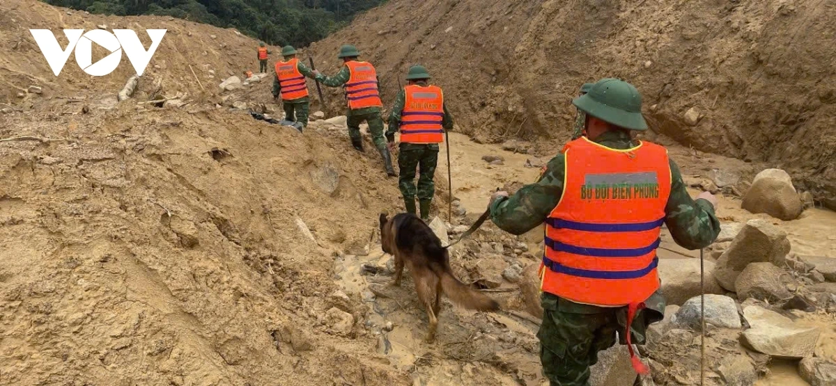 Khẩn trương tìm kiếm 2 người còn mất tích.