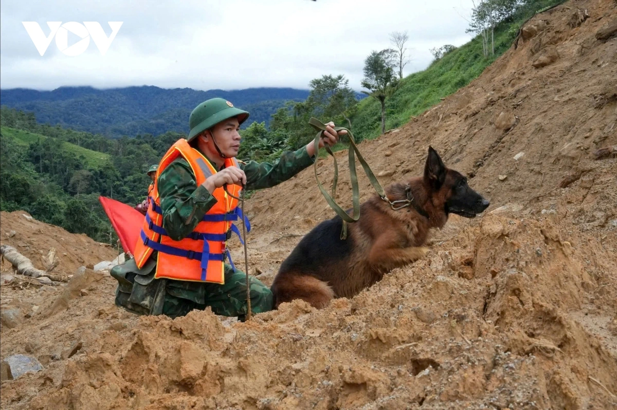 Ngày 21/11, thời tiết tạm bớt mưa, tranh thủ tìm kiếm người mất tích.