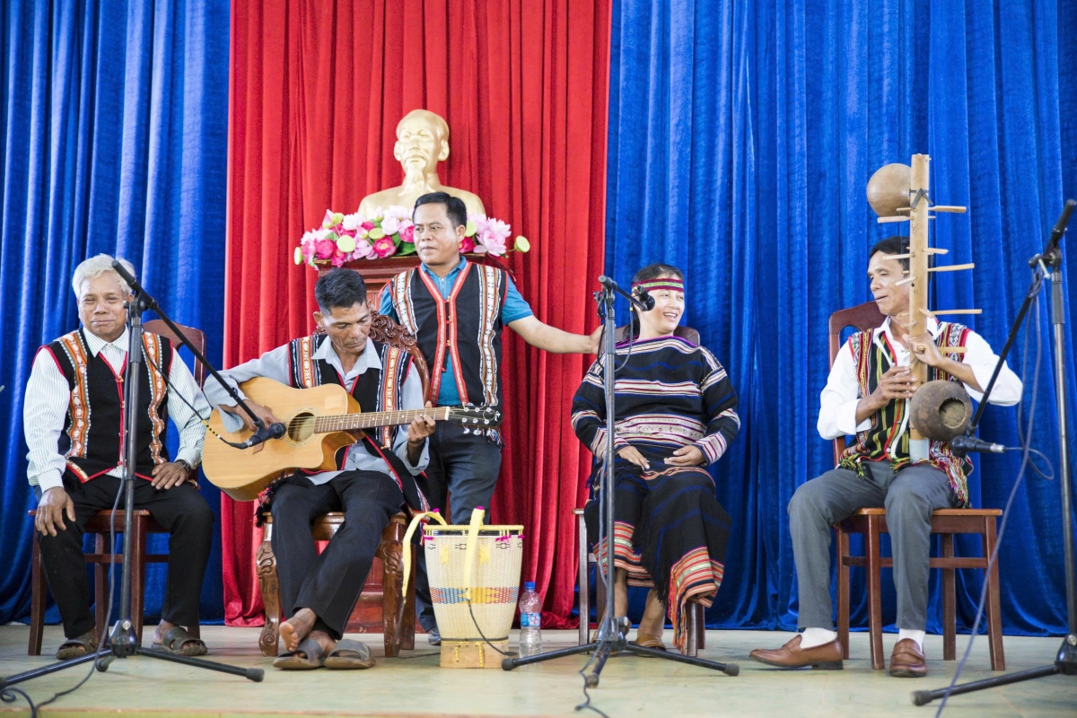 Pôa Siu Huỳnh (ối tơdế) Kăn pơkuâ hnê ngăn Chi ƀô̆, Kăn thôn O Ngol ƀă mâu ngê̆ nhân rơngê ting ting rơkê