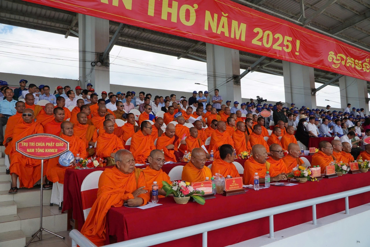 Sư sãi, đồng bào Khmer tham dự giải đua ghe Ngo