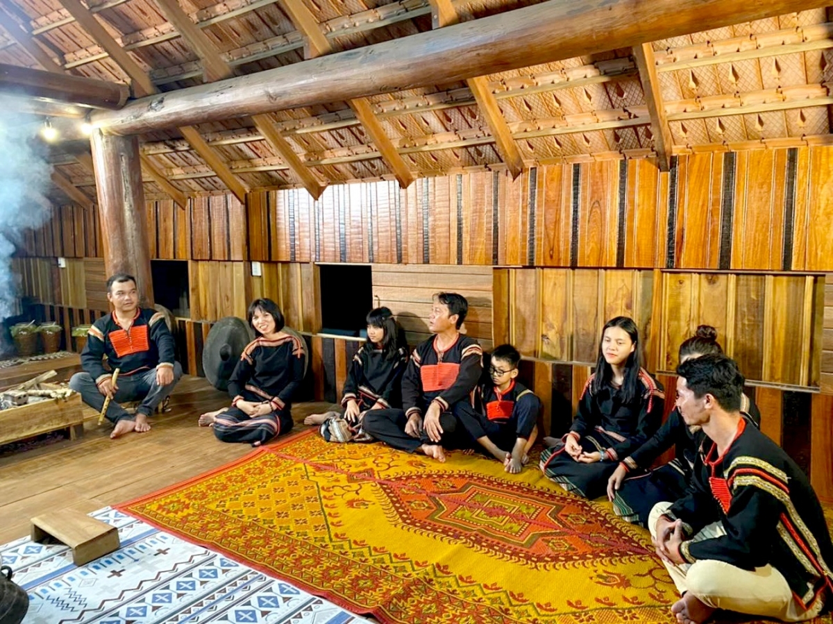 Mơnuih hri tơlơi akhan hri đưm adoh hăng pơtưh rơnang hmư̆ iơ̆k ba mơtam, ră ruai glăi akŏ klôn kơ tơlơi akhan