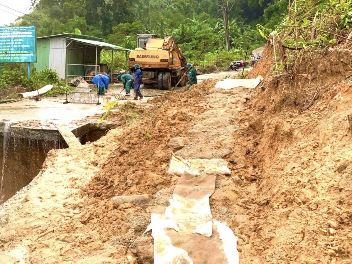 Sạt lở xảy ra trên nhiều tuyến đường miền núi Đà Nẵng