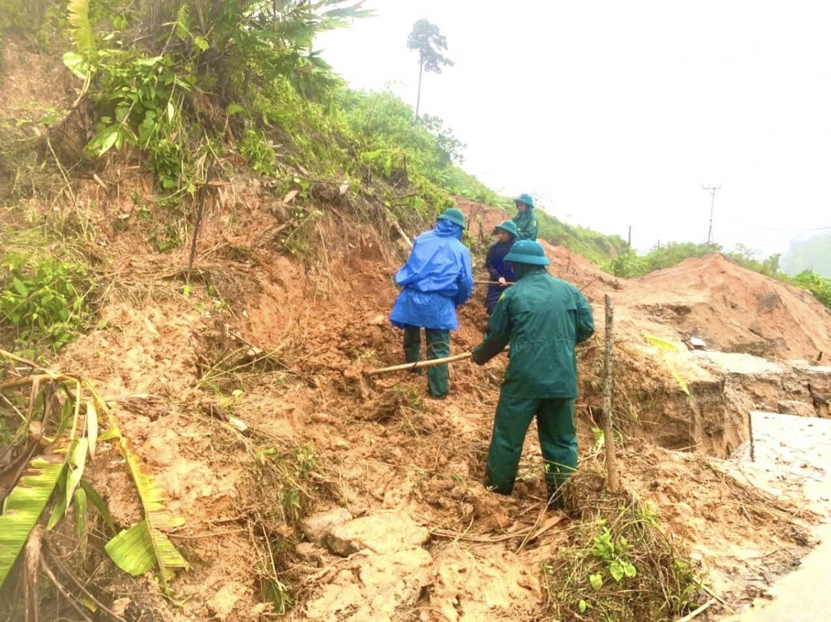 Các lực lượng nỗ lực dọn dẹp bùn đất tràn trên đường