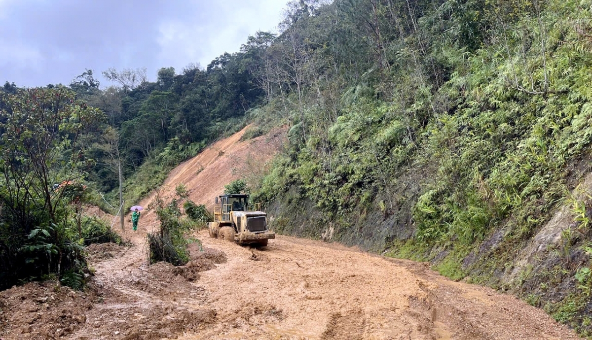 Sạt lở tái diễn trên tỉnh lộ 606, đoạn qua xã Hùng Sơn