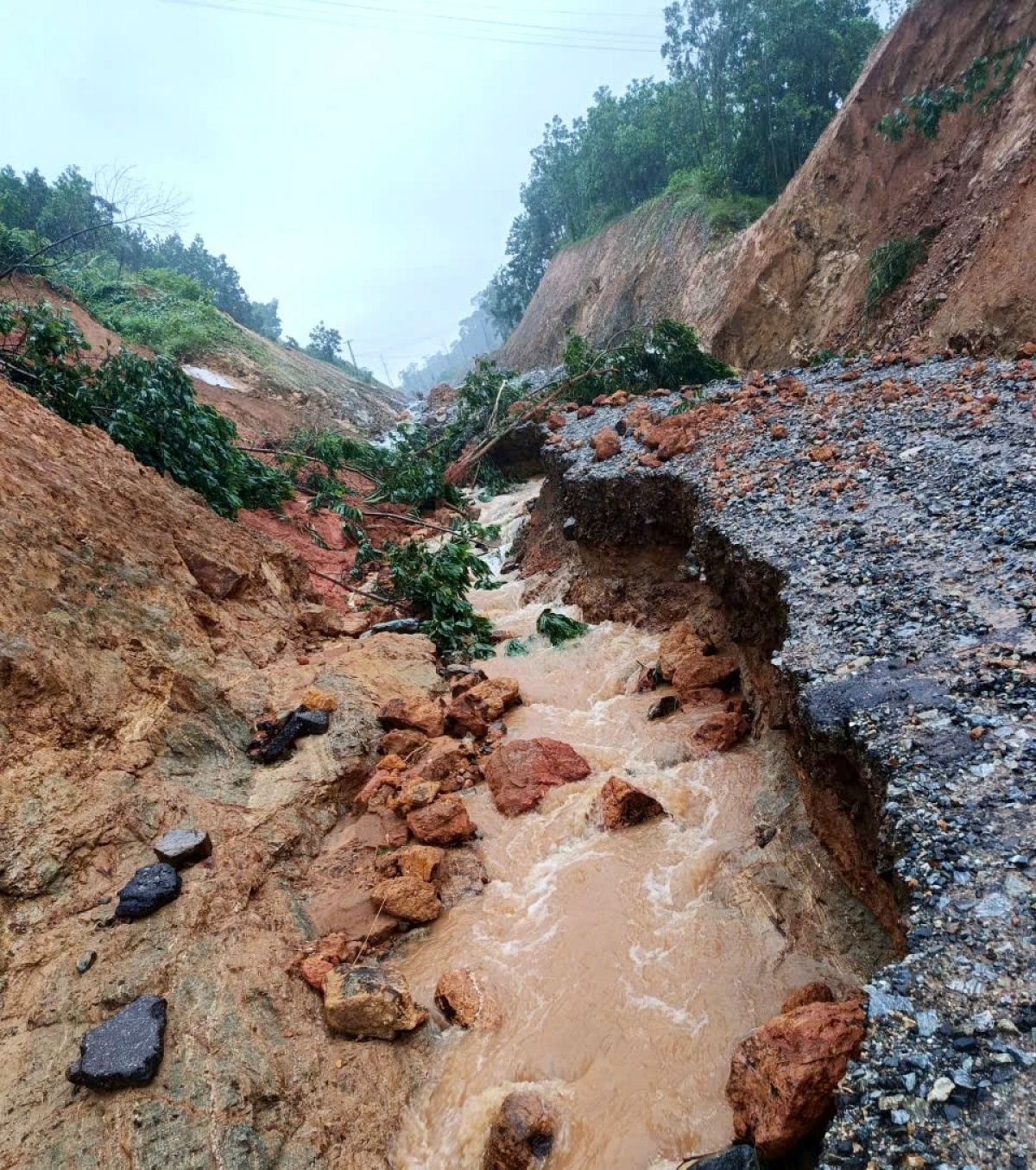 Mưa lũ làm xói trôi nền quốc lộ 14E