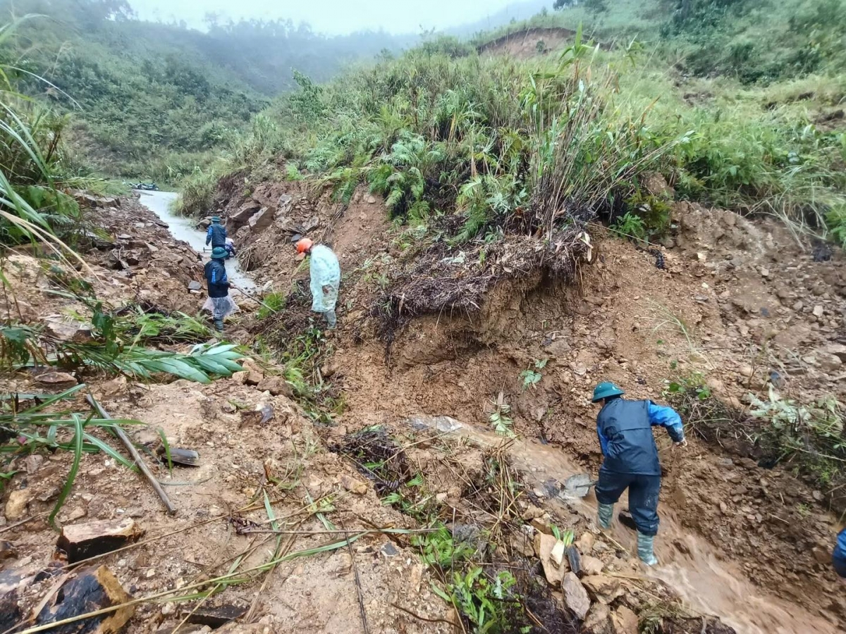 Tranh thủ mưa vừa ngớt các lực lượng tập trung thông tuyến