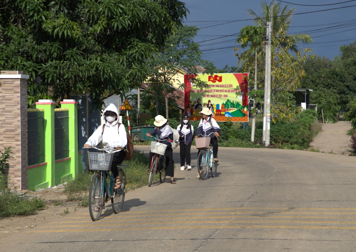 
Ƀok Ksor Chuel jĭ bơngai tơƀôh trong chong glung ăn lơ jơhnơr tơ̆ xăh Ia Rbol, dêh char Gia Lai