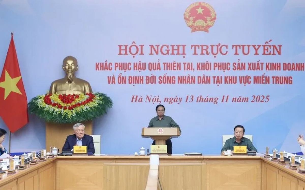 Thủ tướng Chính phủ Phạm Minh Chính chủ trì Hội nghị trực tuyến khắc phục hậu quả thiên tai, khôi phục sản xuất, kinh doanh và ổn định đời sống nhân dân tại khu vực miền Trung - Ảnh: VGP/Nhật Bắc