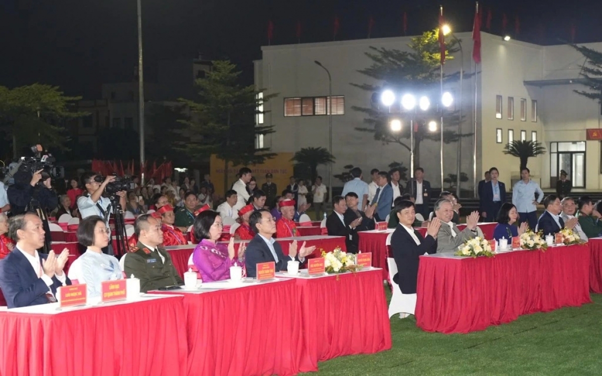 Tổng Bí thư Tô Lâm dự và chung vui cùng nhân dân phường Thượng Cát - Ảnh: Tuổi trẻ Thủ đô