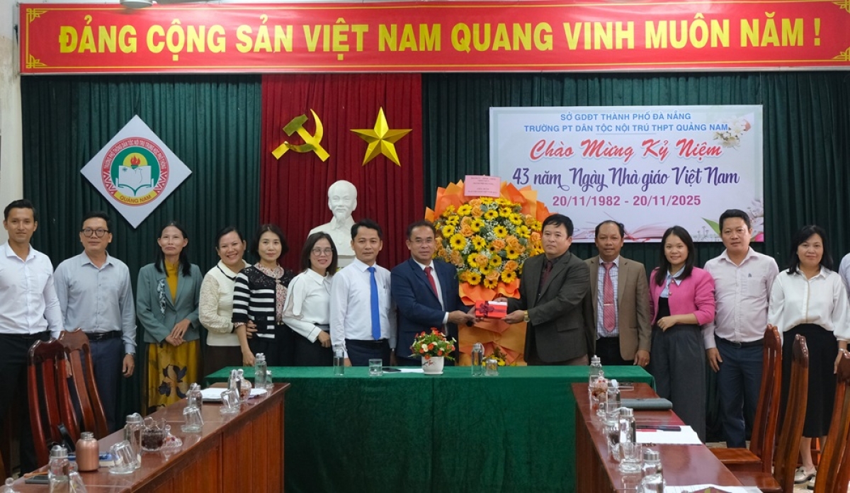Phó Chủ tịch UBND thành phố Trần Anh Tuấn tặng quà, hoa chúc mừng Trường Phổ thông Dân tộc nội trú THPT Quảng Nam