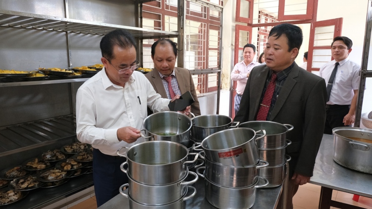 Phó Chủ tịch UBND thành phố Trần Anh Tuấn kiểm tra cơ sở vật chất, chất lượng vệ sinh, an toàn thực phẩm tại Trường Phổ thông Dân tộc nội trú THPT Quảng Nam