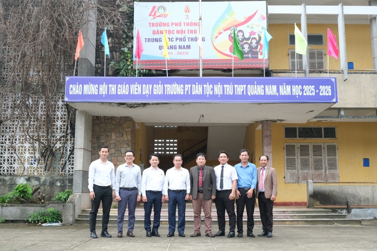 Phó Chủ tịch UBND thành phố Trần Anh Tuấn cùng lãnh đạo Trường Phổ thông Dân tộc nội trú THPT Quảng Nam chụp ảnh lưu niệm