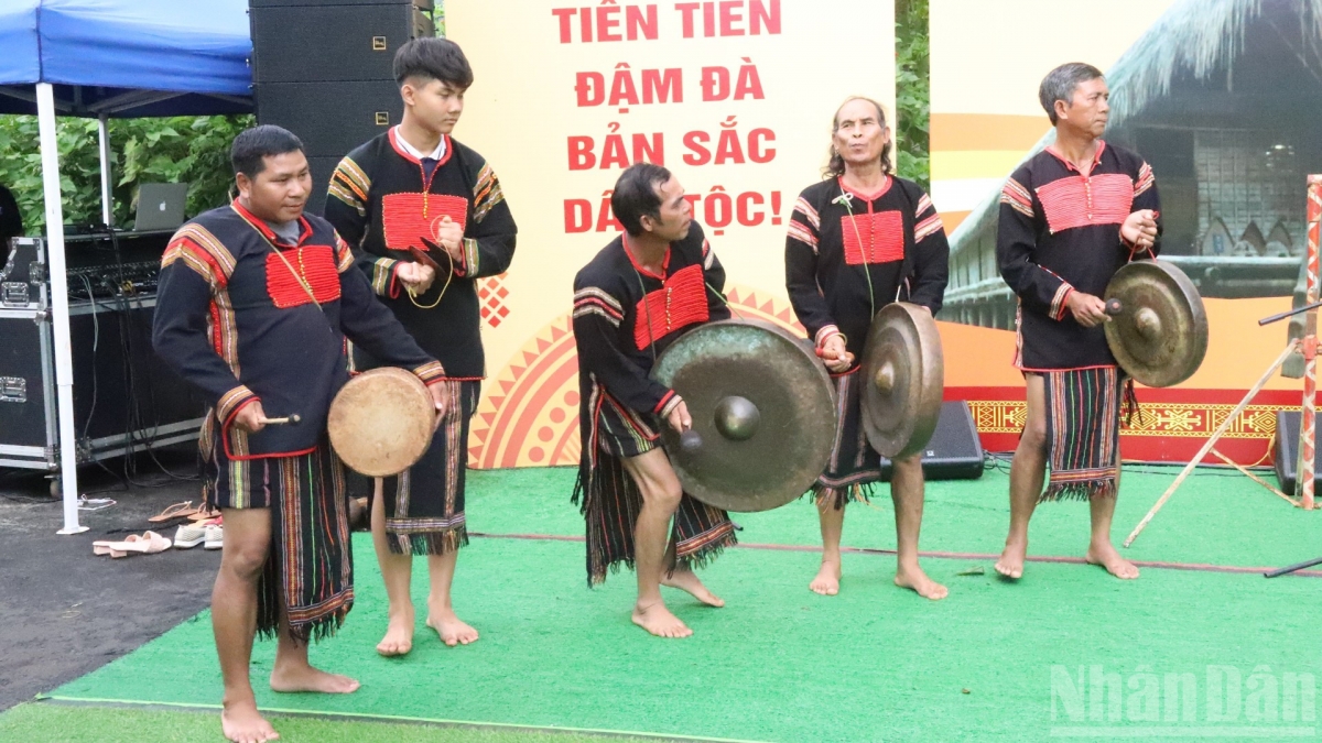 Măng tĭng Tơmeăm kơnía khôi túa lĕm mâu hdroâng kuăn ngo kong pơlê Dak Lak tơkŭm po sap hâi lơ 18 troh 23/11 (Um: Hlá Nhân dân)