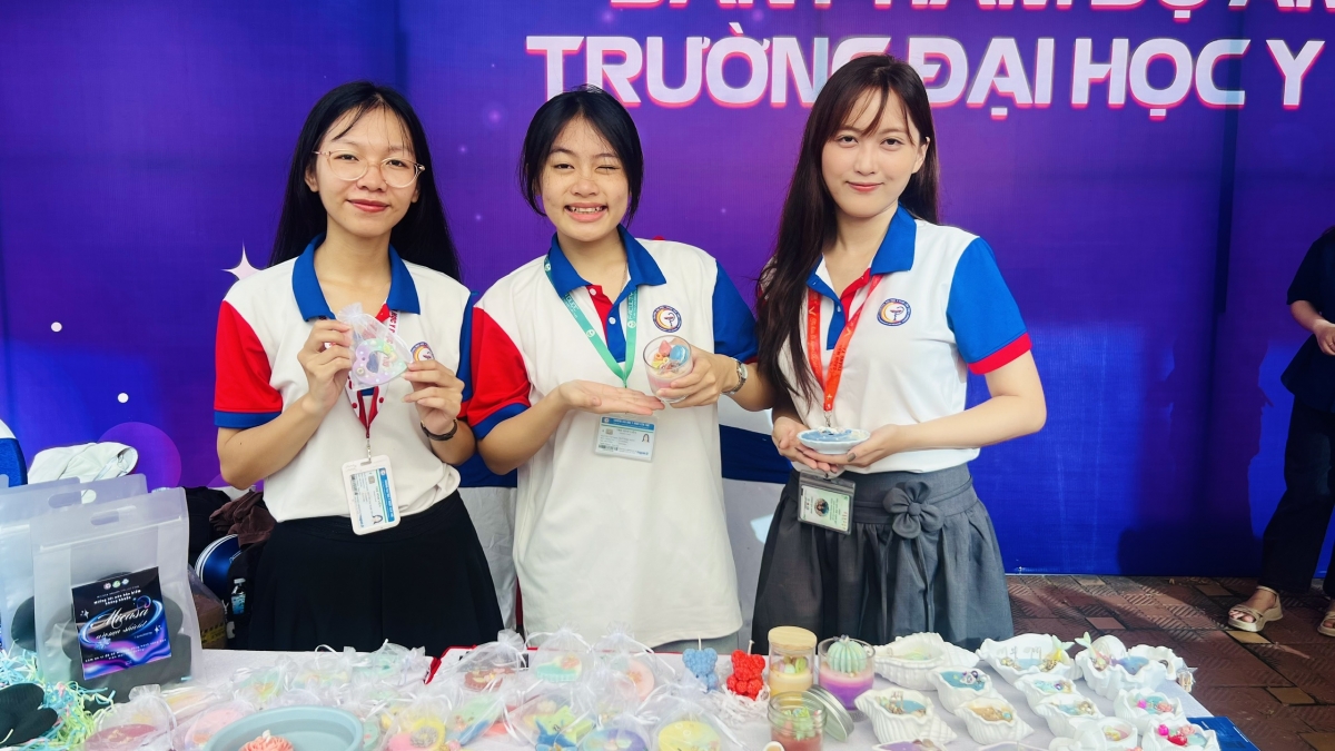 Nhóm khởi nghiệp Mikasa thuộc Khoa dược – Trường Đại học Y dược Cần Thơ với sản phẩm làm từ nguyên liệu thiên nhiên