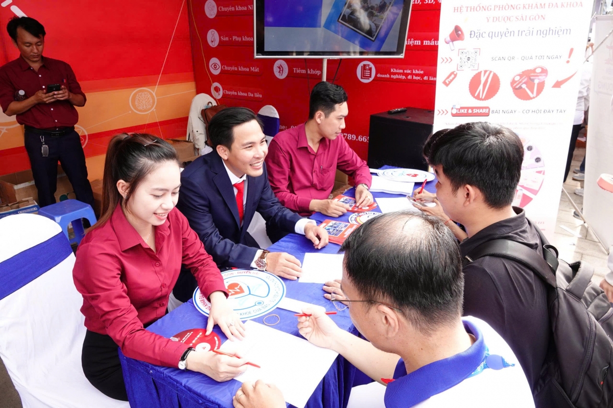 Nhiều bạn sinh viên tìm kiếm cơ hội tuyển dụng tại "Ngày hội việc làm năm 2025" tại Trường Đại học Y dược Cần Thơ