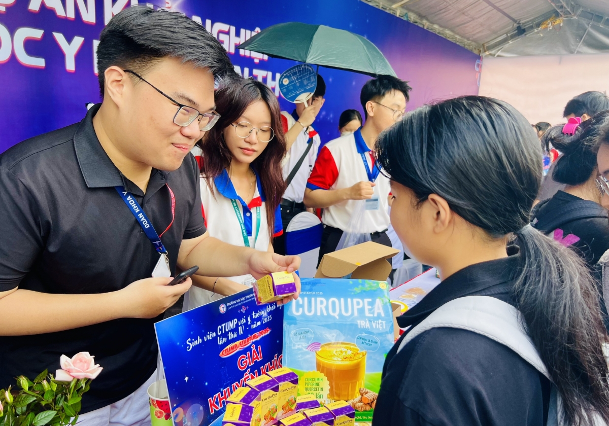 Sản phẩm "Trà nghệ" của nhóm sinh viên đạt giải khuyến khích cuộc thi "Sinh viên CTUMP với ý tưởng khởi nghiệp năm 2025" được khách hàng chào đón